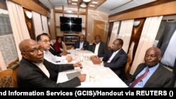 Les chefs d'État et de gouvernement africains participant à la mission de paix des dirigeants africains, tiennent une consultation alors qu'ils se rendaient de Varsovie à Kiev en train, 15 juin 2023.