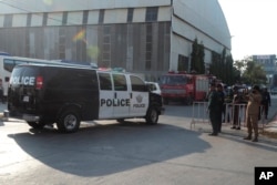 ក្បួន​រថយន្តរបស់​ប៉ូលិស​ដឹក​លោក កឹម សុខា អតីត​ប្រធាន​គណបក្ស​សង្គ្រោះជាតិ ទៅកាន់​តុលាការ​ឧទ្ធរណ៍ នៅរាជធានីភ្នំពេញ កាលពីថ្ងៃទី៣០ ខែមករា ឆ្នាំ២០២៤។