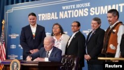 Američki predsednik Džo Bajden potpisuje uredbu čiji je cilj početak nove ere plemenskog samoopredeljenja na samitu plemenskih naroda Bele kuće, 6. decembra 2023. (Foto: REUTERS/Kevin Lamarque)