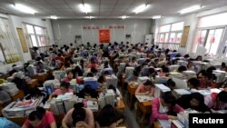 ນັກຮຽນກຽມສອບເສັງເຂົ້າມະຫາວິທະຍາໄລໃນເມືອງເຫີເປີຍ ແຂວງ ອານຮຸຍ ປະເທດຈີນ
