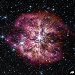 Bintang Wolf-Rayet 124 (tengah), ditangkap oleh Teleskop Luar Angkasa James Webb, Juni 2022. (NASA, ESA, CSA, STScI, Tim Produksi Webb ERO via AP)