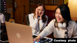 Komposer, sekaligus produser, Eunike Tanzil (kanan) saat menggarap lagu "Only Mine" di studio bersama penyanyi Laufey (kiri) (dok: Eunike)