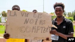 Selon une ONG, au moins 450 migrants ont été regroupés dans une zone tampon militarisée entre la Tunisie et la Libye.