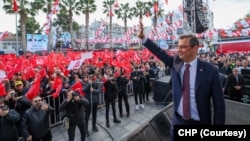 CHP lideri Özgür Özel partiden istifaların art arda yaşandığı Dikili’de aday gösterilen Adil Kırgöz'ün memnuniyet anketinde en yüksek oy aldığını söyledi.