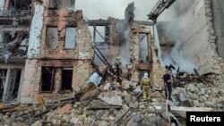 Ruševine stambene zgrade posle ruskog granatiranja u Nikolajevu (Foto: Reuters/Viktoria Lakezina)