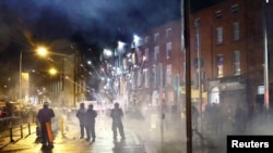 Dublin’de dün öğleden sonra çocukların da bulunduğu beş kişinin bıçaklanması sonrasında göçmen karşıtı bir grup, kamu araçlarına ve mağazalara zarar verdi