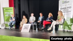 Učesnici tribine "Srbija na prekretnici; Nova odgovornost za Srbiju okrenutu demokratskom svetu" iz serijala "Srbija pod bratskom agresijom" održane u Novom Sadu u organizaciji "Novog optimizma", 15. juna 2023. (Foto: Novi optimizam)