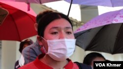 កញ្ញា ជឹម រដ្ឋា អាយុ២៥ឆ្នាំ កូដករណាហ្គាវើល៍ ដែលបានក្រុមហ៊ុនណាហ្គាវើល៍បង្ខាំបញ្ចប់កិច្ចសន្យាការងារកាលពីពេលថ្មីៗនេះ។(ស៊ឹម ចាន់សំណាង/វីអូអេ)