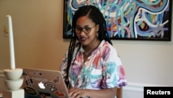 Jaleesa Garland, menadžerica marketinga u startupu za e-trgovinu, radi u svom stanu u Tulsi, Oklahoma, 9. jula 2021.