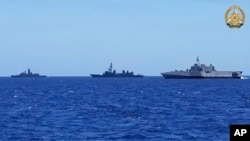 미국과 일본, 호주, 필리핀이 7일 남중국해에서 해양 합동 훈련을 실시했다. 왼쪽부터 호주 해군 함정 HMAS Warramunga, 일본 해상자위대 JS Akebono, 미국 해군 함정 USS Mobile(LCD-26). 필리핀군이 제공한 사진.