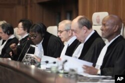 Hakim Nawaf Salam (ketiga dari kanan), berbicara pada awal sidang dua hari di Pengadilan Dunia di Den Haag, Belanda, Senin, 8 April 2024. (AP/Postingan Patrick)