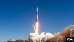 한국 첫 군사정찰위성을 탑재한 미국 스페이스Ⅹ '팰컨9' 로켓이 지난 1일 캘리포니아주 반덴버그 우주군 기지에서 발사되고 있다. (한국 국방부 제공)