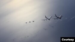 지난해 7월 미 공군 소속 B-52 폭격기 1대와 KC-135 공중급유기 1대가 일본 항공자위대 소속 F-2 전투기 4대와 비행훈련을 했다. (자료사진) 사진 = 주일미군 제공.