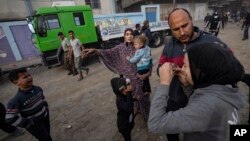 가자지구 남부 이스라엘군 폭격 현장에서 20일 주민들이 어린이들과 함께 피란하고 있다. 