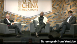 中美NBA球星姚明和特雷西·麦克格雷迪（Tracy McGrady）在美中关系全国委员会2023年年会上谈美中民间体育交流对发展两国关系的重要性（左为该委员会会长欧伦斯）。（YouTube截图）