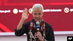 FILE - Capres dari Partai Demokrasi Indonesia Perjuangan (PDIP) Ganjar Pranowo di gedung KPU Jakarta, 19 Oktober 2023 (AP /Tatan Syuflana)