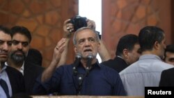 지난 6일 마수드 페제시키안 이란 대통령 당선인이 이란 테헤란 남부에서 연설을 하고 있다.