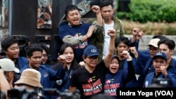 Direktur Eksekutif Amnesty International Indonesia, Usman Hamid, yang juga alumni Trisakti, menghadiri acara Maklumat Trisakti Melawan Tirani di Jakarta, Jumat, 9 Februari 2024. (Foto: Indra Yoga/VOA)