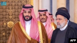 Putra Mahkota Arab Saudi Mohammed bin Salman (kiri) dan Presiden Iran Ebrahim Raisi (kanan) menghadiri pertemuan di Riyadh membahas situasi di Gaza pada 11 November 2023. (Foto: AFP/HO/Saudi Press Agency)