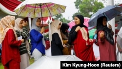 Sejumlah pemilih perempuan menunggu giliran mencoblos di sebuah tempat pemungutan suara di Bogor, Jawa Barat, Rabu, 14 Februari 2024. (Foto: Kim Kyung-Hoon/Reuters)