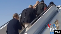 شهروندان آمریکایی آزادشده از ایران سوار هواپیمای قطری می‌شوند 