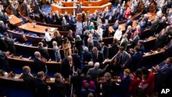 រូប​ឯកសារ៖ សមាជិក​សភា​អាមេរិក​ប្រមូល​ផ្តុំ​គ្នា​នៅ​ក្នុង​សាលវិមាន​​សភា​ Capitol ក្នុង​រដ្ឋធានី​វ៉ាស៊ីនតោន កាល​ពី​ថ្ងៃ​ទី​៧ ខែ​មករា ឆ្នាំ​២០២៣។