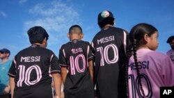 Para penggemar Lionel Messi menunggu untuk memasuki stadion sebelum pertandingan sepak bola antara klub baru Messi, Inter Miami dan Cruz Azul, 21 Juli 2023, di Fort Lauderdale, Florida.
