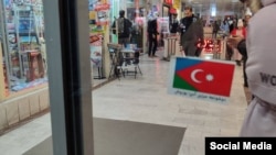 Təbrizin müxtəlif məhəllələrində bayraqlı stikerlər quraşdırılıb