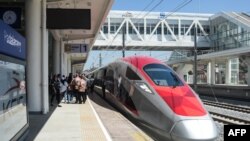 2023年9月13日，西爪哇的帕达拉朗，雅加达-万隆高速列车(KCJB)的全景。(法新社)