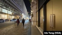 12月26日“拆礼物日”晚上7 时左右，九龙购物区尖沙咀广东道多间店铺倒闭没有营业，人流疏落。 （美国之音/汤惠芸）