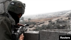 팔레스타인 가자지구 작전에 참가한 이스라엘군 병사가 전방을 주시하고 있다. (자료사진)