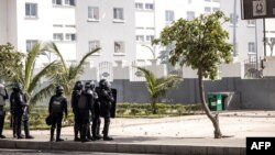 Déployées aux alentours de l'université, la police a envoyé des gaz lacrymogènes en direction des étudiants.