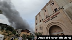 Asap mengepul menyusul serangan Israel di dekat Rumah Sakit Indonesia yang kehabisan bahan bakar dan listrik, di Jalur Gaza utara, 12 November 2023. (Foto: REUTERS/Anas al-Shareef)