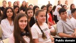 ABŞ tərəfindən maliyyələşdirilən Aztəminatlı İcmalar üçün İngilis dili Proqramının iştirakçıları (Mənbə: VOA)