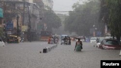 پس از بارندگی‌های پیهم در دو روز گذشته،‌اکثر جاده‌های شهر دهلی جدید، پایتخت هند را آب فرا گرفته است