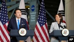 미국을 국빈 방문한 윤석열(왼쪽) 한국 대통령이 카멀라 해리스 미국 부통령과 함께 워싱턴 인근 메릴랜드주 그린벨트의 미 항공우주국(NASA·나사) 고다드 우주비행센터를 찾았다.