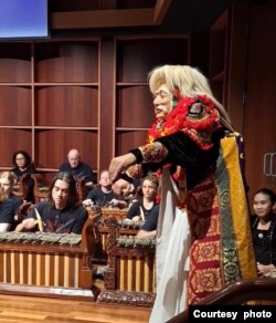 Tari Topeng Tua (karakter orang tua) oleh I Gusti Putu Sudarta. (Foto: Dokumen pribadi)