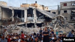 Wapalestina wakitekeleza ibada ya sala ya Eid al-Adha katika gofu la msikiti wa Al-Rahma ulioharibiwa na mashambulizi ya angani ya Israeli, huku mgogoro wa Israel-Hamas ukiendelea, huko Khan Younis, kusini mwa Ukanda wa Gaza, Juni 16, 2024. 