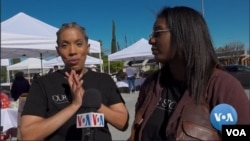 Keke dan Ari Dixon, penyelenggara pasar hasil tani (Farmer Market) yang dibagikan gratis bagi orang-orang yang menghadapi masa sulit, melalui LSM mereka, "Our Story Is". (VOA/videograb)