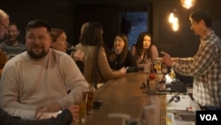 2024年1月，在基辅一个地下酒吧等候脱口秀表演的乌克兰民众 （美国之音记者五羊，特约摄像Yuriy Dankevych拍摄）