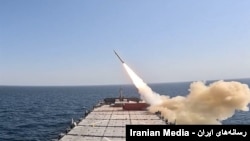 تصویر خبرگزاری‌های داخل ایران از پرتاب موشک از روی «ناو اقیانوس‌پیمای شهید مهدوی» سپاه. 