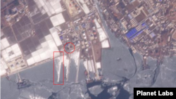 북한 남포 유류항을 촬영한 지난 12일 자 위성사진에 새 유류 부지 2개(원 안)가 보인다. 부두에는 새로운 접안 시설(사각형 안)이 건설 중이다. 사진=Planet Labs