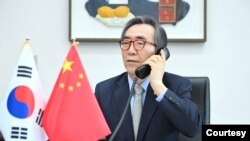 조태열 한국 외교부 장관이 6일 왕이 중국 공산당 중앙정치국 위원 겸 외교부장과 통화하고 있다. (한국 외교부 제공)