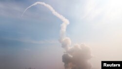 북한은 “적 주요 대상에 대한 핵 타격을 모의한 발사훈련”을 했다며, 20일 미사일 발사 장면이 담긴 사진을 공개했다.