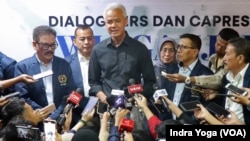 Calon presiden nomor urut tiga, Ganjar Pranowo menjawab pertanyaan dari wartawan di Gedung Dewan Pers pada Kamis (30/11) di Jakarta. (VOA/Indra Yoga)