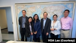 ຈາກຊ້າຍ: ທ່ານ ໄຊຈະເຣີນສຸກ, ທ່ານນາງ ອາດນາສັກ, ທ່ານນາງ ນາເດຍ (ຫົວໜ້າເອເຊຍປາຊີຟິກຂອງ VOA), ທ່ານ​ໄພ​ສານ ວໍ​ຣະ​ຈັກ, ທ່ານນາງ ທິບສຸດາ, ທ່ານ ພຸດທະສອນ, ວັນທີ 20 ກຸມພາ 2024, ຢູ່ທີ່ສໍານັກງານໃນ Cohen Building ໃນນະຄອນຫຼວງວໍຊິງຕັນ.