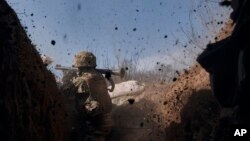 Ukrajinski vojnik u blizini Bahmuta, mart 2023.