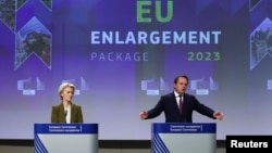 欧盟委员会主席乌尔苏拉·冯德莱恩与欧盟睦邻与扩大事务专员奥利弗·瓦赫里伊在布鲁塞尔举行记者会。(2023年11月8日)