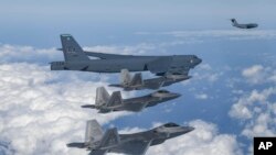 FILE - Pesawat pengebom B-52 AS, C-17, dan jet tempur F-22 Angkatan Udara AS terbang di atas Semenanjung Korea selama latihan udara bersama di Korea Selatan, 20 Desember, 2022. (Kementerian Pertahanan Korea Selatan via AP, File)