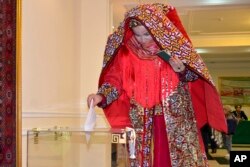 Turkmanlar saylovga milliy kiyimlarini ko'z-ko'z qilish uchun keladi, Ashgabat, 12-fevral, 2017